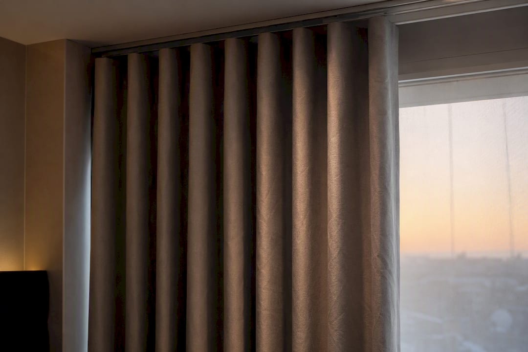 Choosing the Right Wave System for Hotel Curtains
