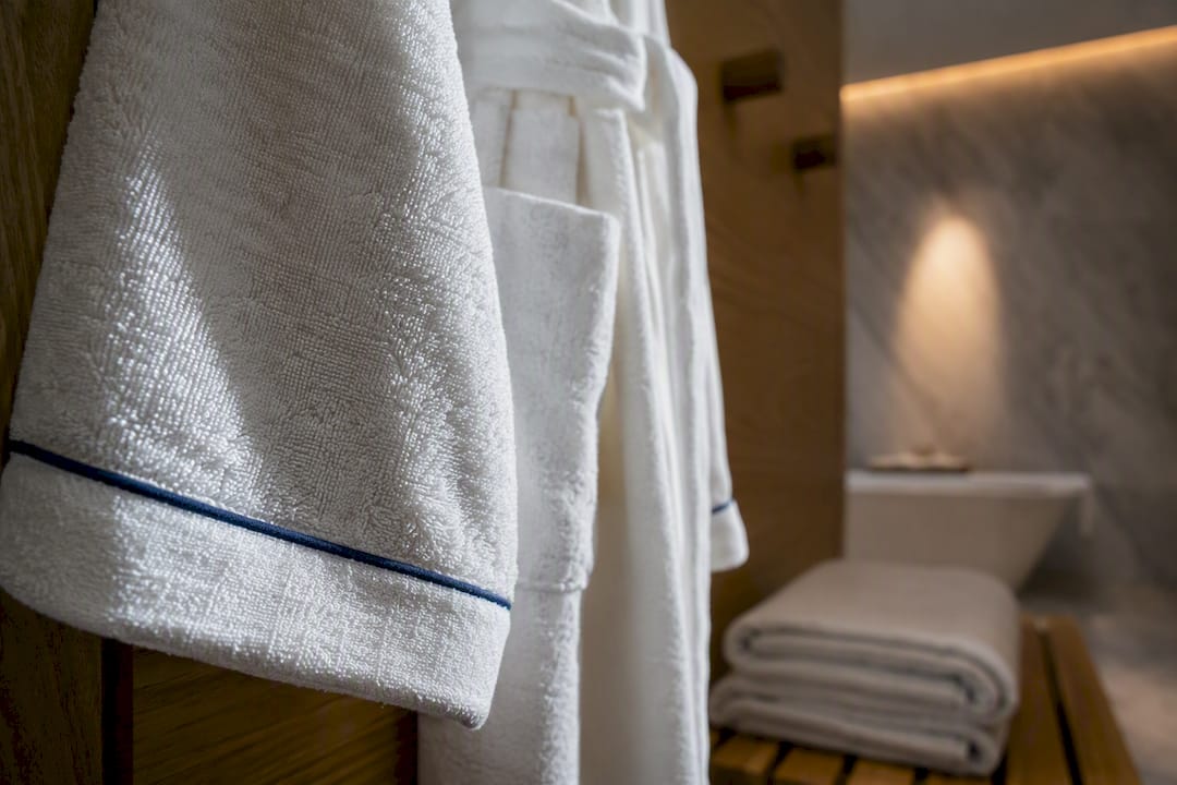 400–500 GSM Hotel Bathrobe Materials That Cut Laundry Costs