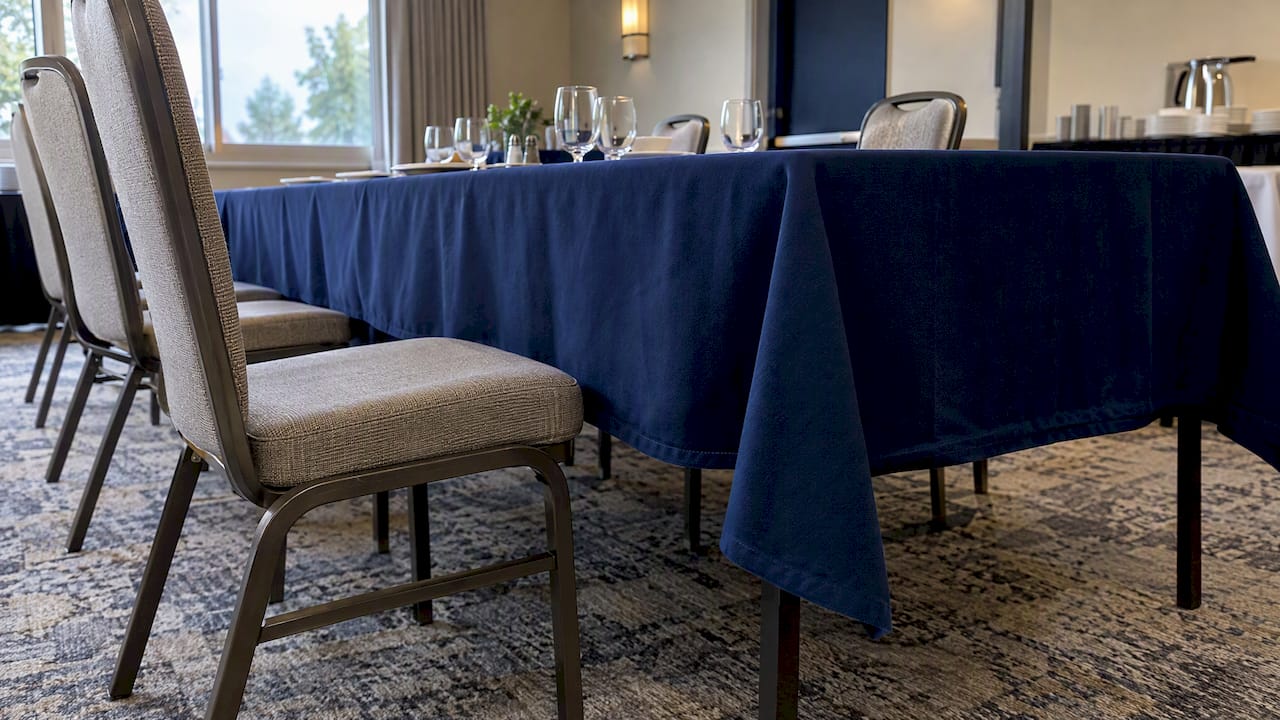 Tablecloth Drop Length: How Long Should Hotel Tablecloths Hang?